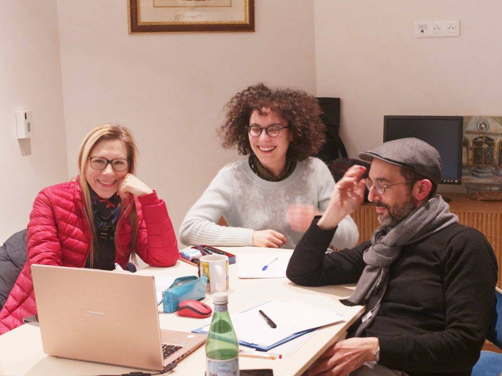 Trois étudiants de l'École Rabbinique de Paris en train d'étudier ensemble.