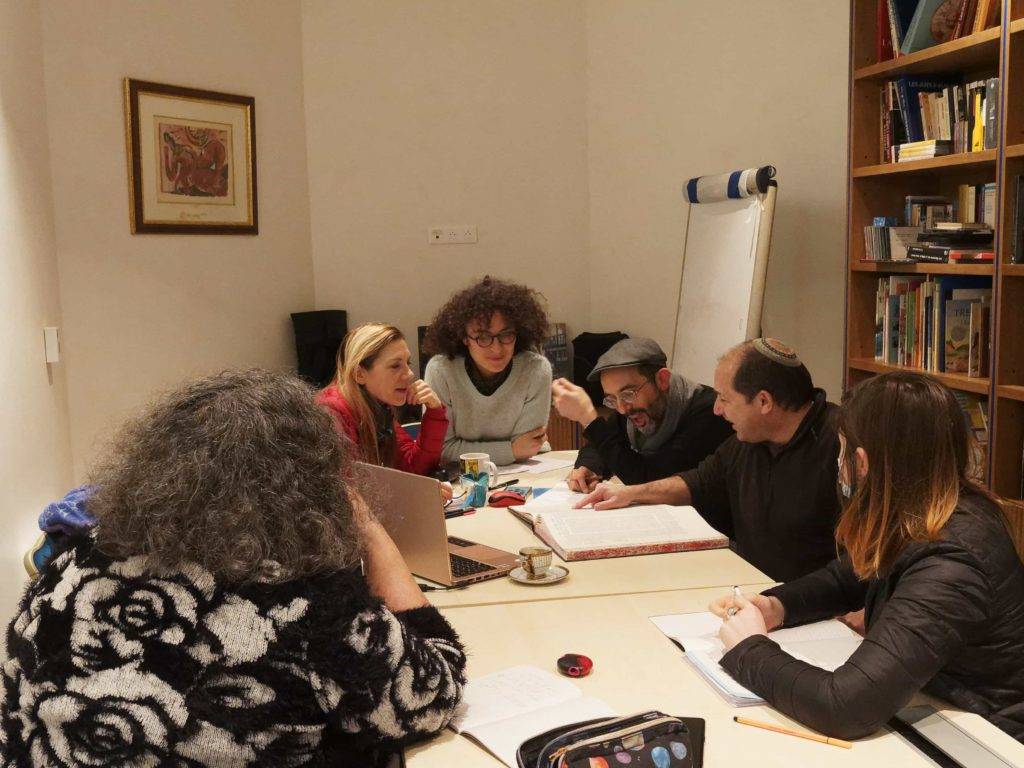 Étudiants de l'École Rabbinique de Paris en pleine étude avec le rabbin Tom Cohen